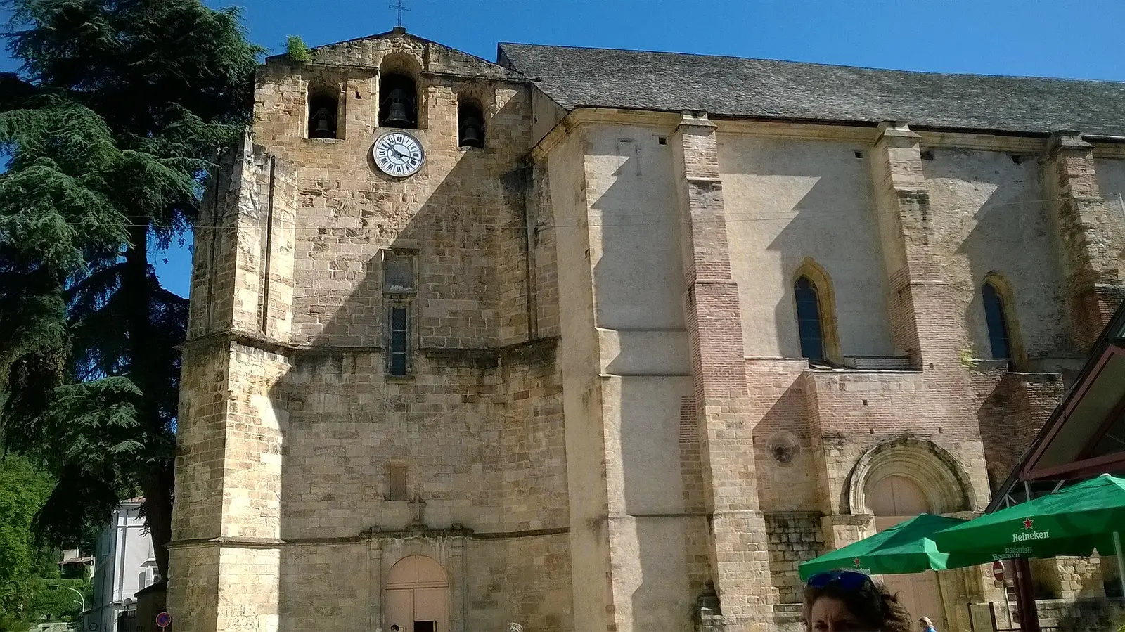 Le clocher de l'abbatiale Saint-Volusien dans le centre historique de Foix