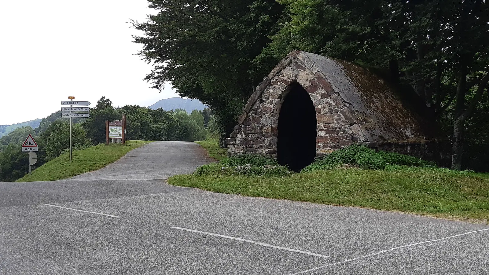 L'abri pastoral et le carrefour routier au sommet du col de Péguère