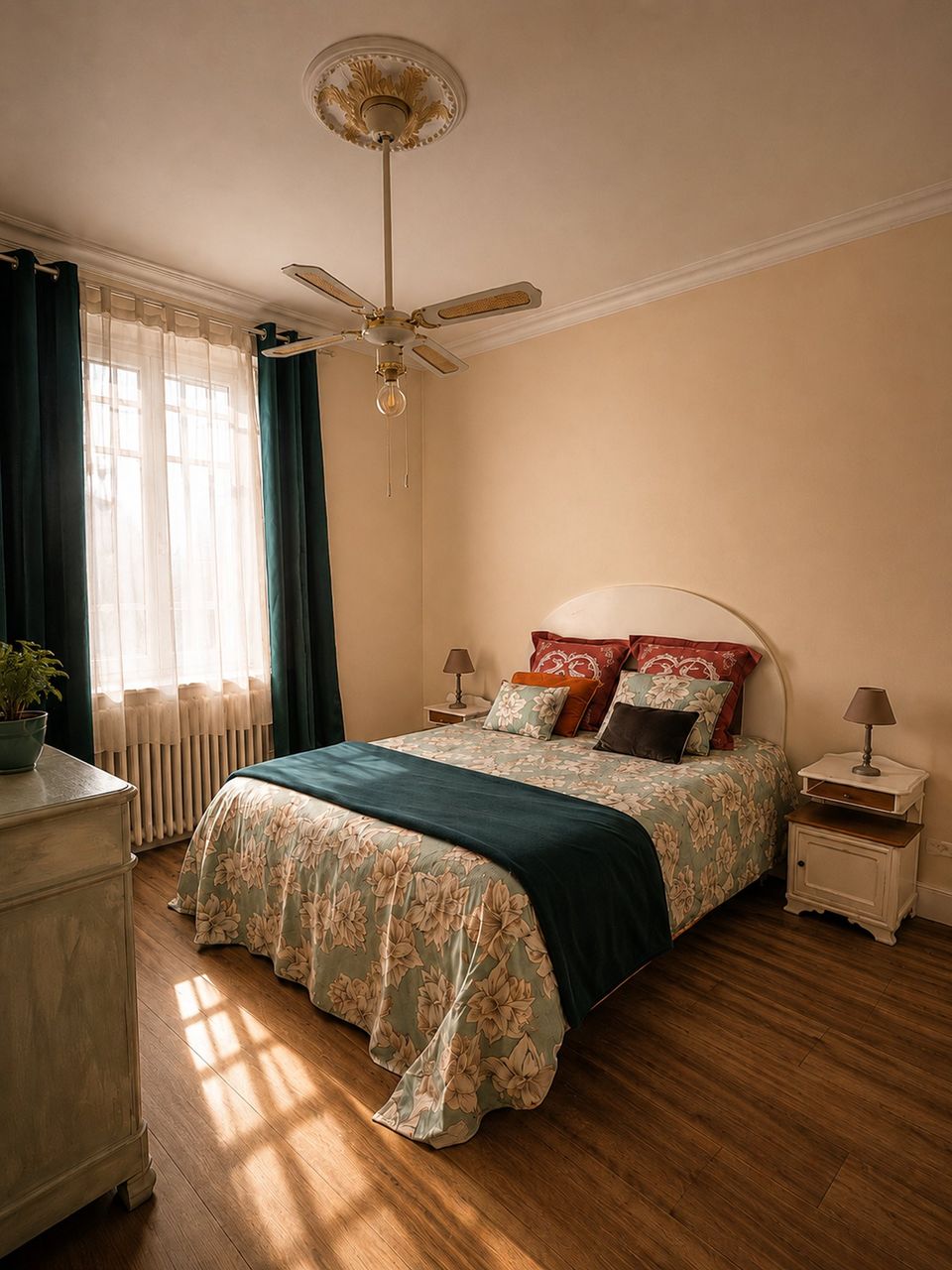 Chambre à la tête de lit arrondie, lit queen