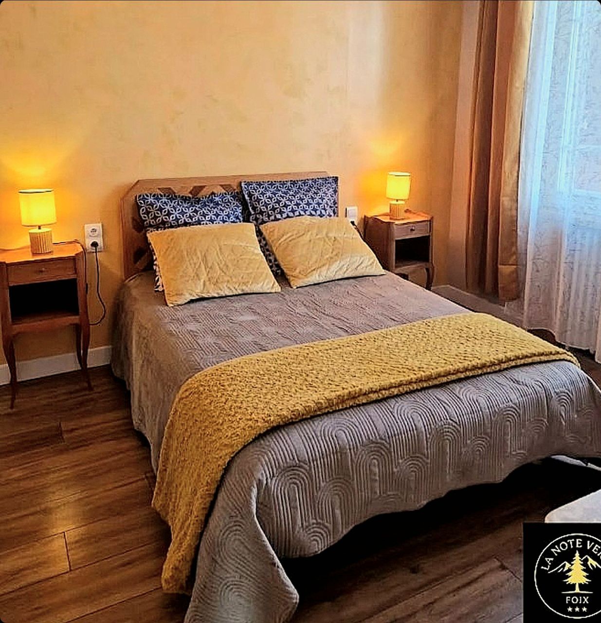 Chambre aux tons ocre, lit double