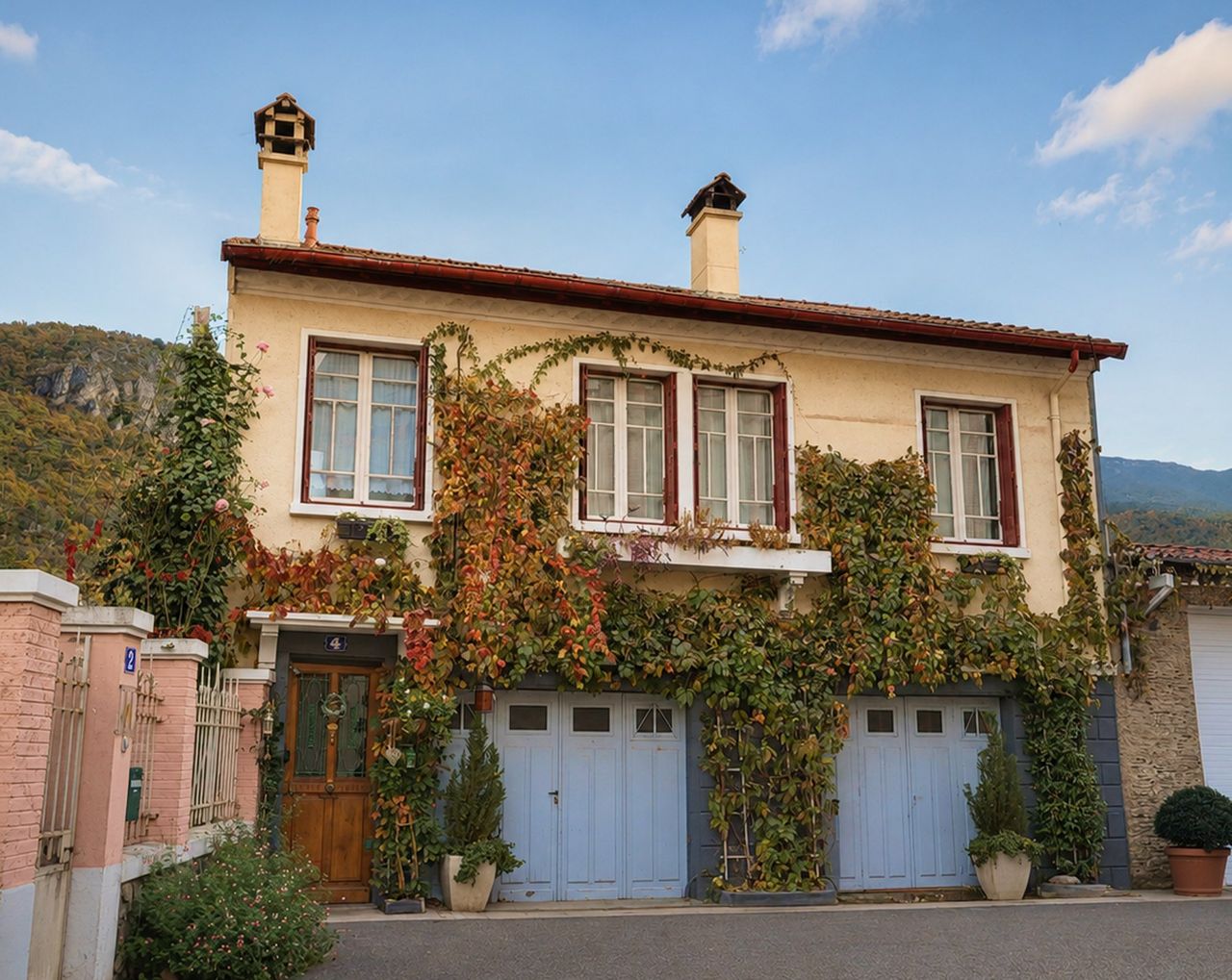 Façade de La Note Verte, maison de 1956 habillée de vigne vierge