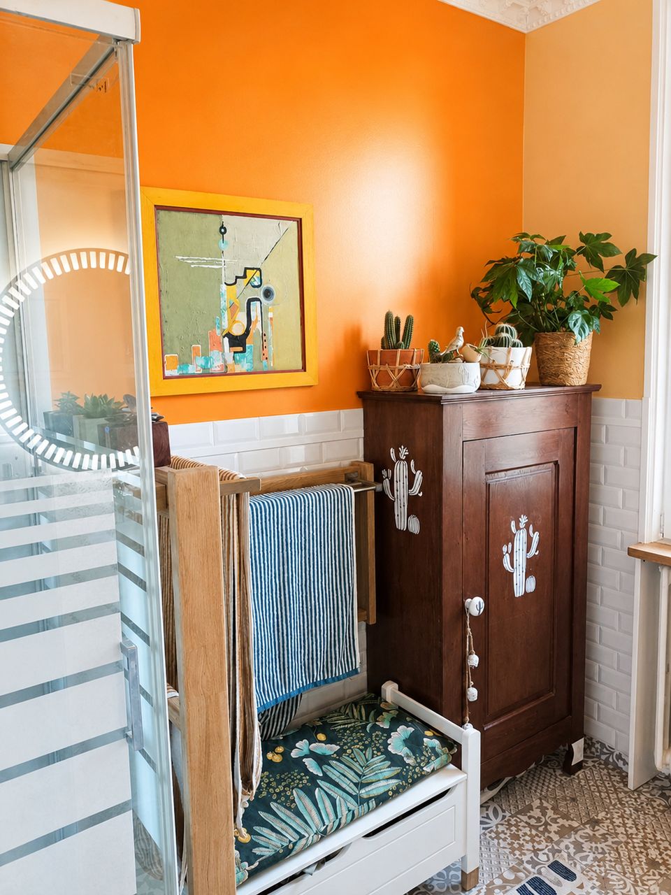 Salle de bain au mur orange, meuble ancien