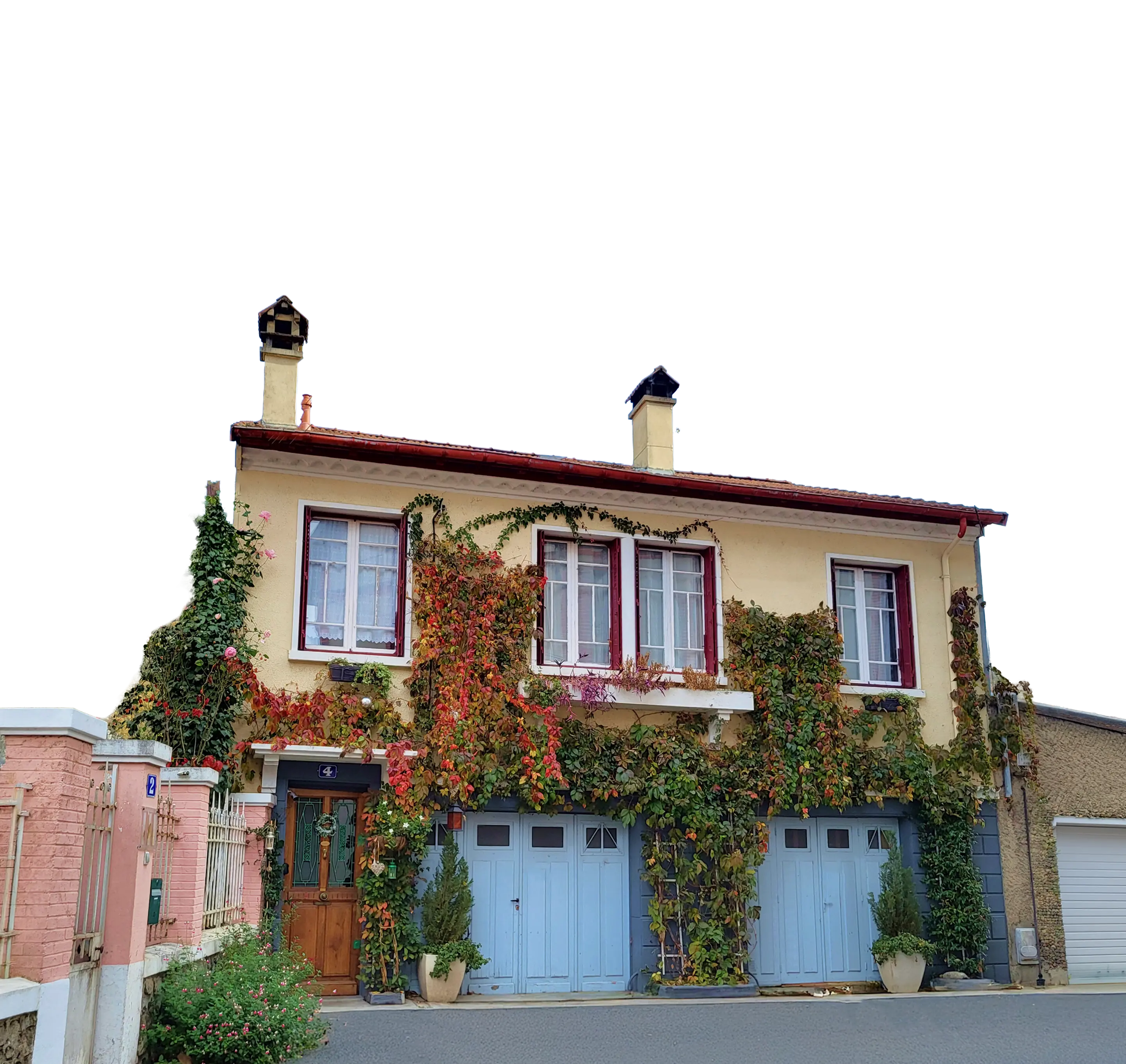 La maison de La Note Verte, habillée de lierre, au pied des montagnes ariégeoises