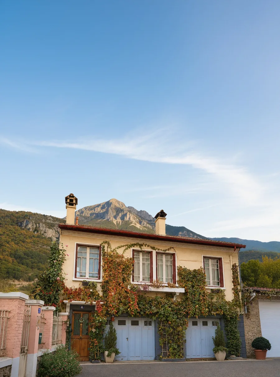 La maison de La Note Verte au pied du mont, sous un grand ciel