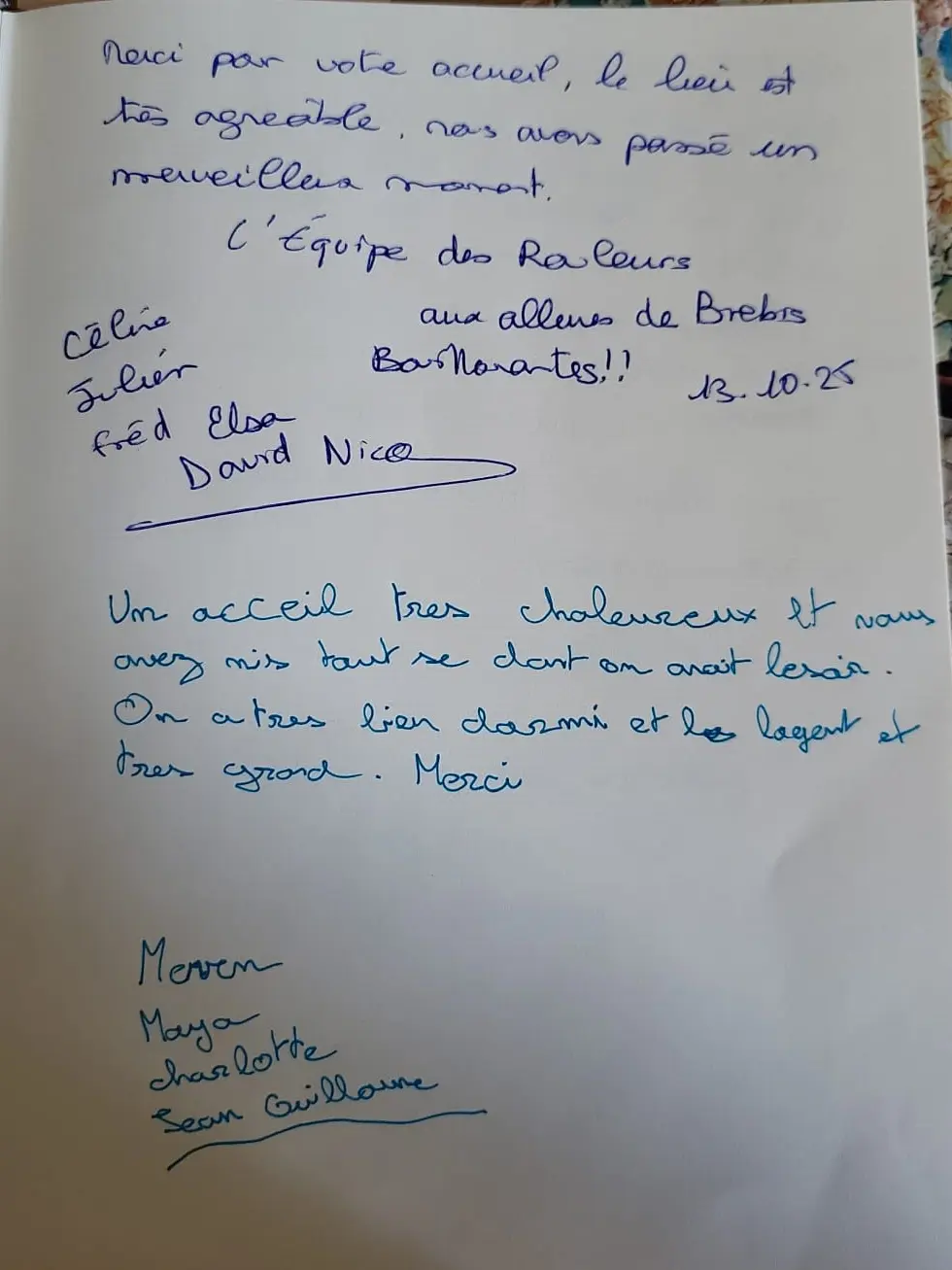 Page du livre d'or : deux messages manuscrits de groupes de voyageurs remerciant pour l'accueil chaleureux et le logement très agréable