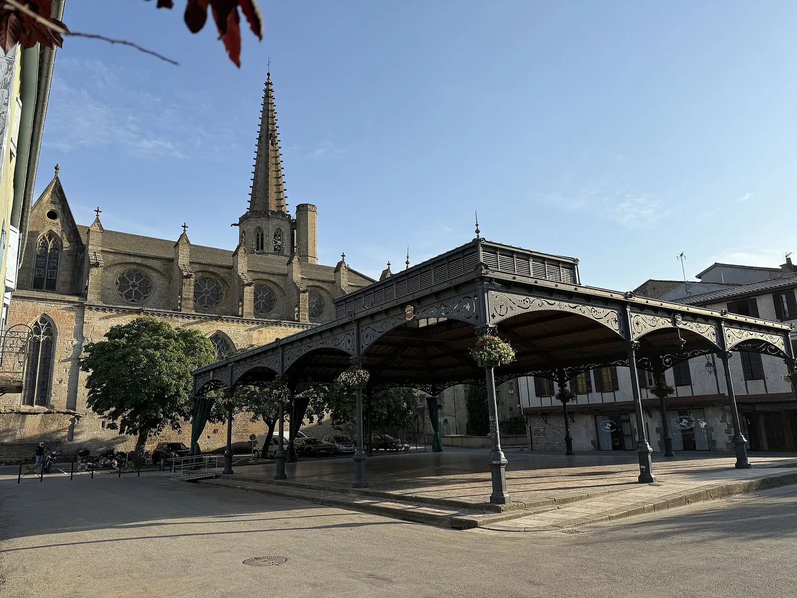 La halle et la cathédrale Saint-Maurice au centre de Mirepoix