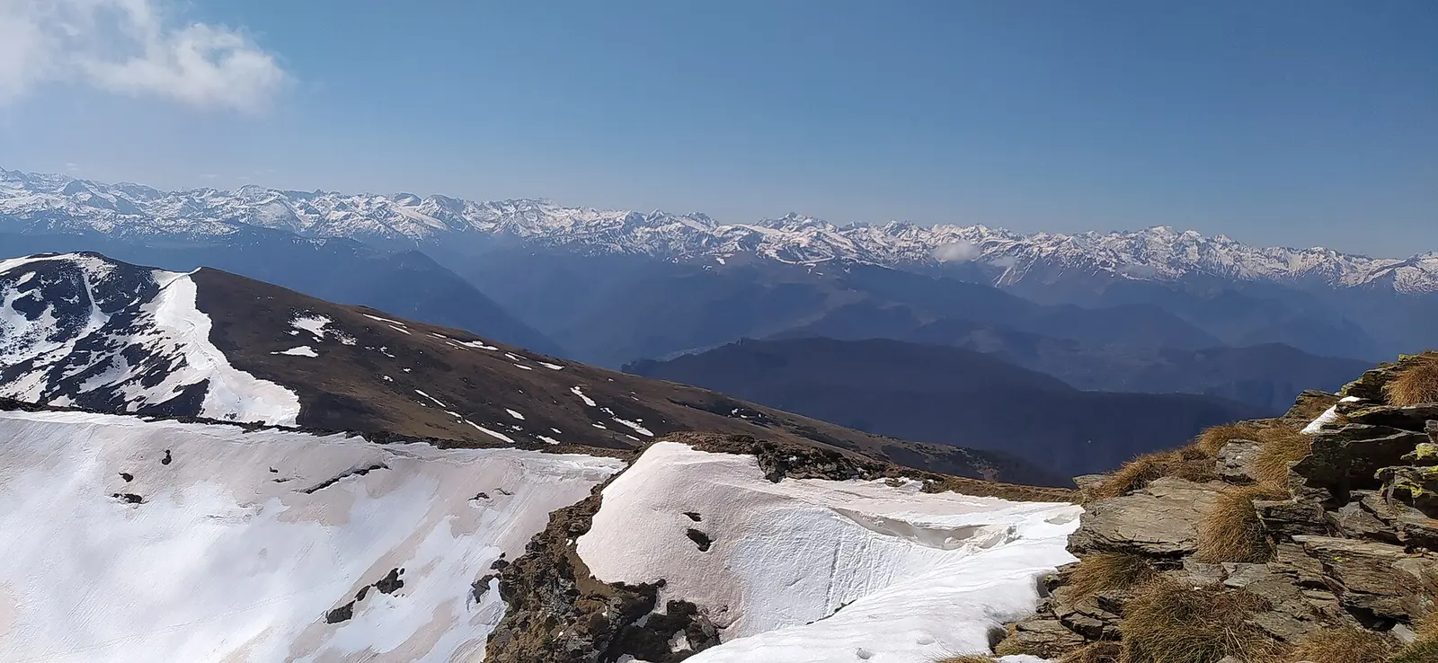 Les sommets des Pyrénées ariégeoises enneigés vus depuis le mont Fourcat