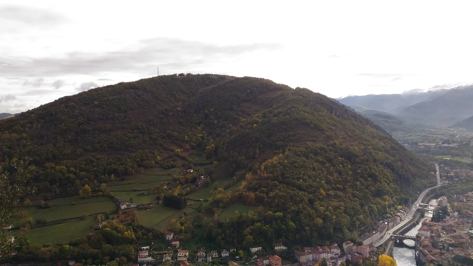 Le Pech de Foix et ses versants boisés depuis le Saint-Sauveur