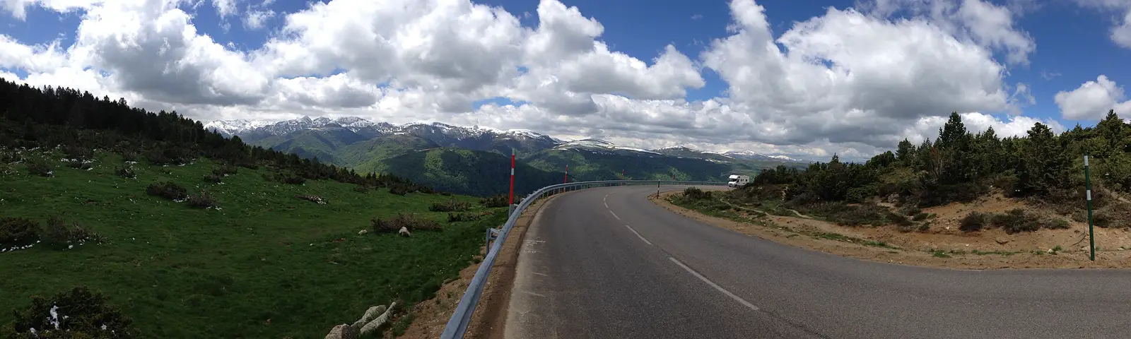 La route du plateau de Beille face aux sommets des Pyrénées