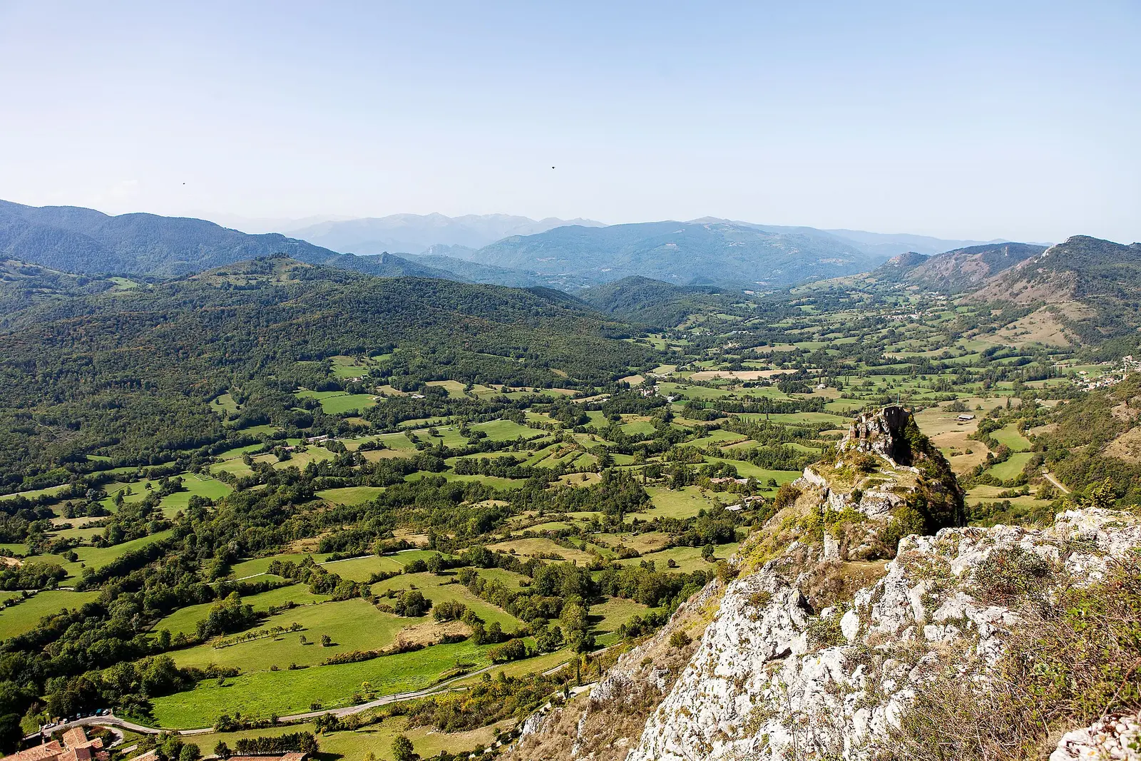 Les ruines de Roquefixade sur leur crête au-dessus de la vallée