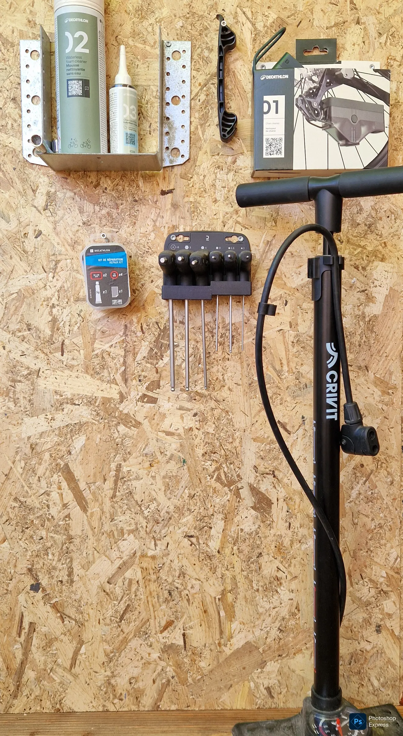 Le coin réparation du local vélo : kit d'outils, clés Allen et pompe accrochés au mur