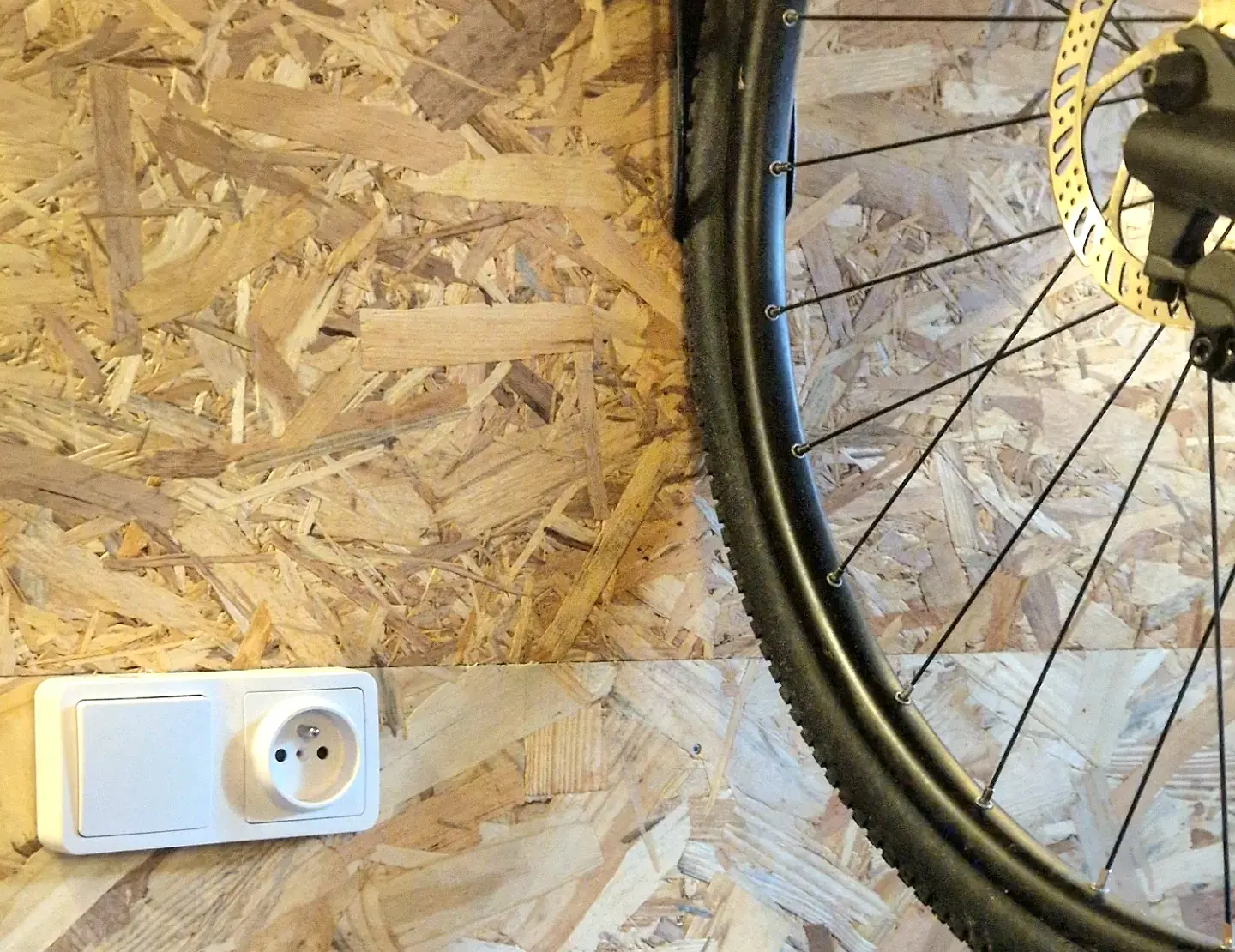 Prises 16 A pour recharger la batterie d'un vélo électrique, à côté d'une roue de vélo